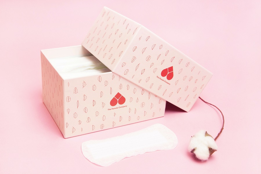 In hộp giấy màu hồng và nho khô đem lại cảm giác năng động, trẻ trung